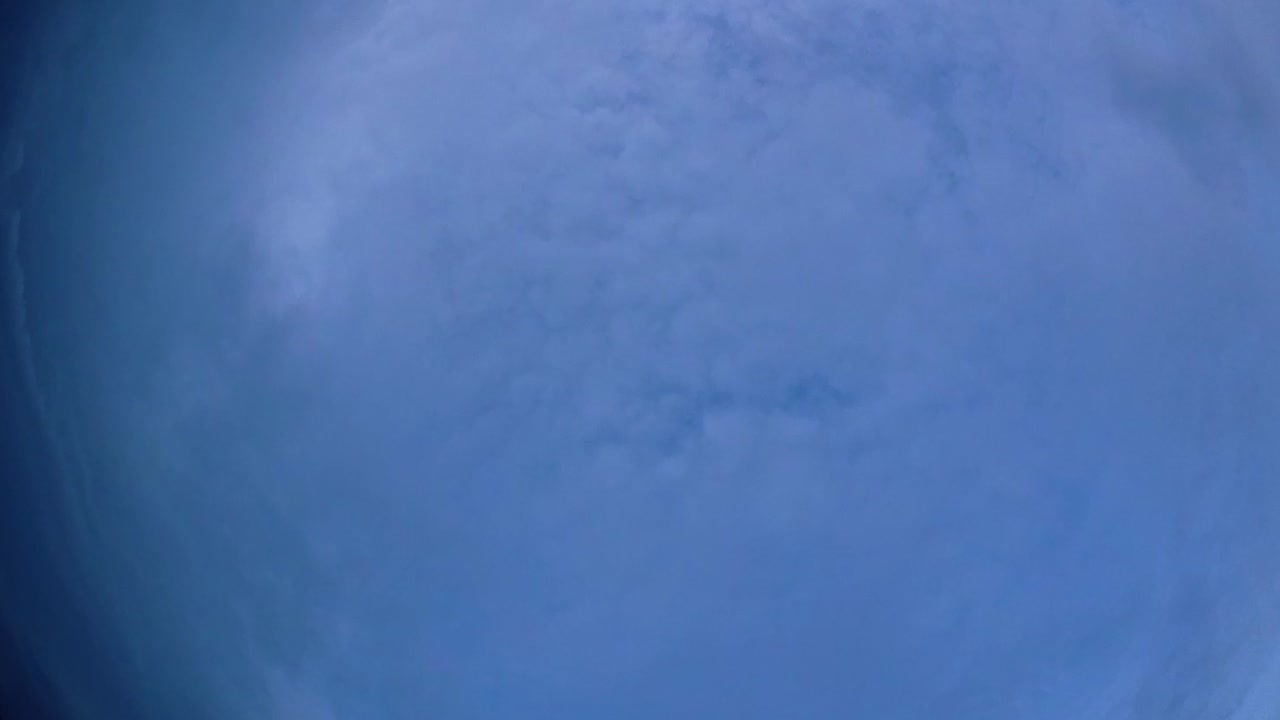 화창한 오후에 움직이는 푸른 하늘과 구름층