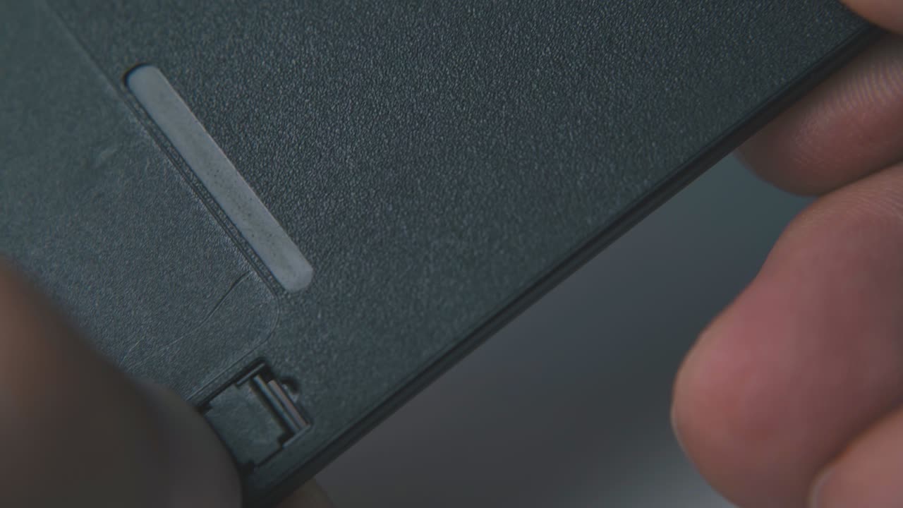 손가락은 구식 플로피 디스크 매크로의 부분을 움직입니다.