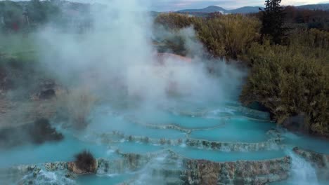 el baño de aguas termales geotérmicas y la cascada en saturnia, toscana, italia, cerca de siena y grosseto