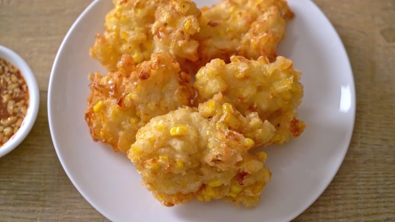 소스와 함께 튀긴 옥수수-채식주의 자 및 채식주의 자 음식 스타일