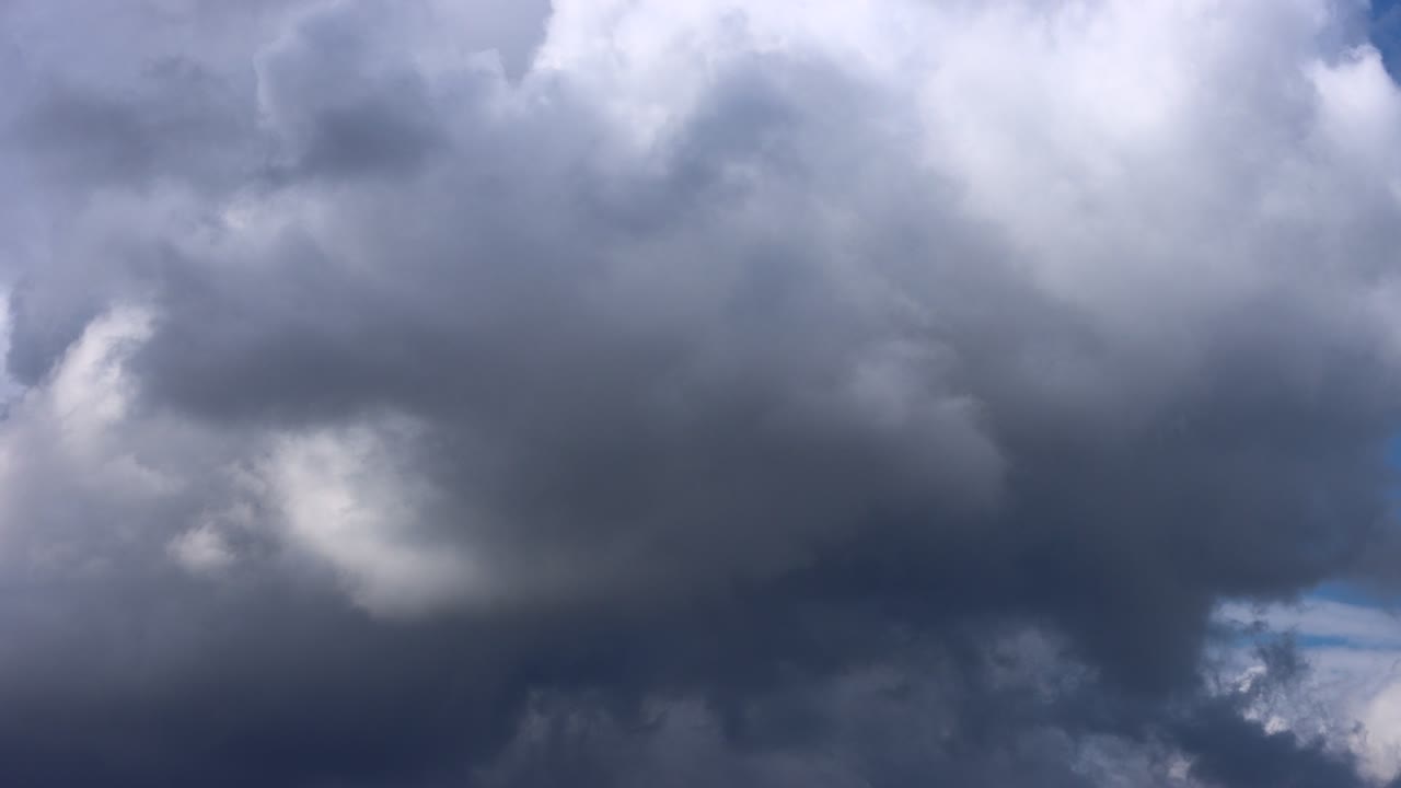 파란 하늘에 있는  구름의 타임스.