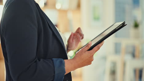 manos, mujer de negocios y tableta en la oficina