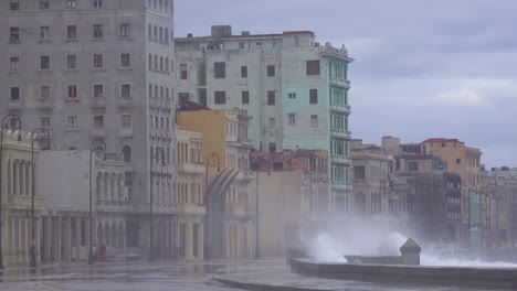 el paseo marítimo del malecón en la habana cuba recibe una paliza durante una gran tormenta de invierno 12