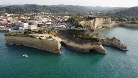 Vista-Aérea-Del-Canal-D&#39;amour-De-La-Isla-De-Corfú-En-La-Zona-De-Sidari,-Con-El-Famoso-Canal-D&#39;amour-En-Un-Hermoso-Día-Claro