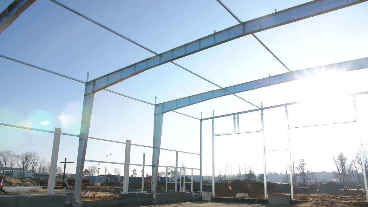 설치된 구조의 기초 기둥과 발굴기 크레인, 시골의 새로운 주거 개발 지역에 대한 수축 사이트에 대한 빛