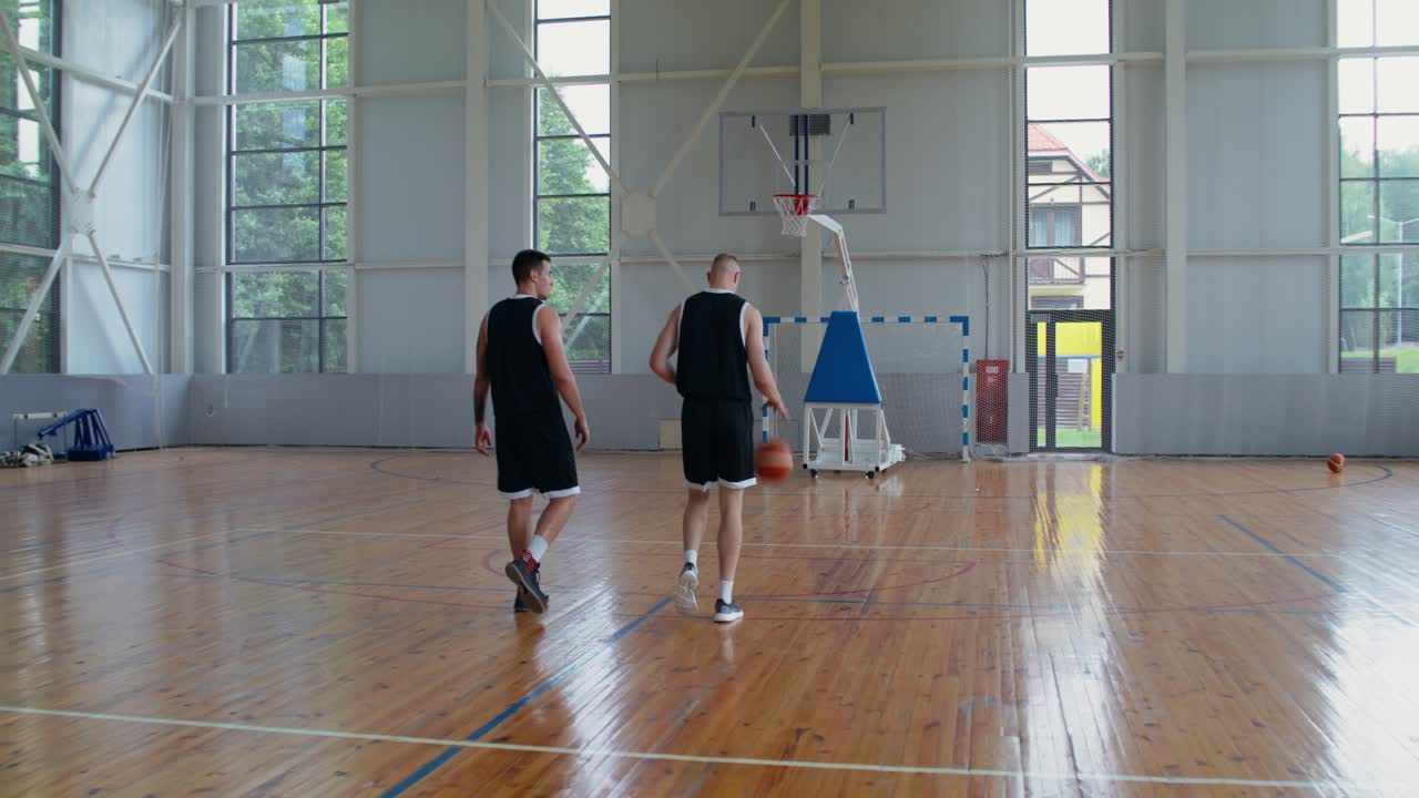 Pemain bola basket di lapangan