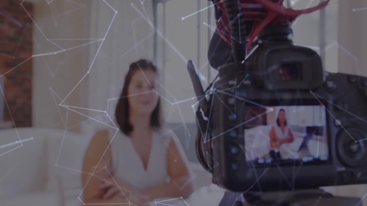 여성 블로거와 함께 카메라 화면을 통해 연결 네트워크의 애니메이션 집에서 블로그를 녹화