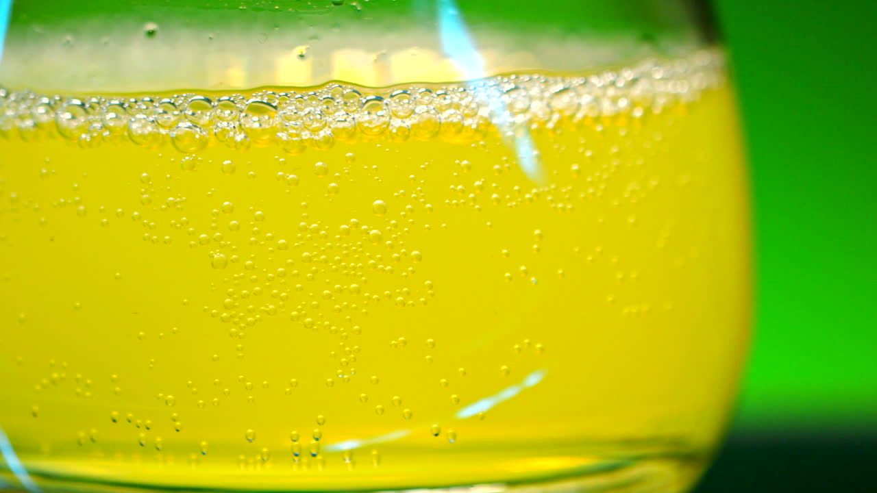 primer plano de una bebida gaseosa amarilla