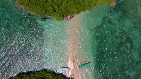 vista superior aérea de drones de un banco de arena en las islas de guimaras filipinas