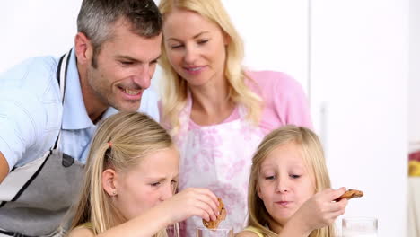 Hijas-Comiendo-Galletas-Y-Leche-Con-Sus-Padres.