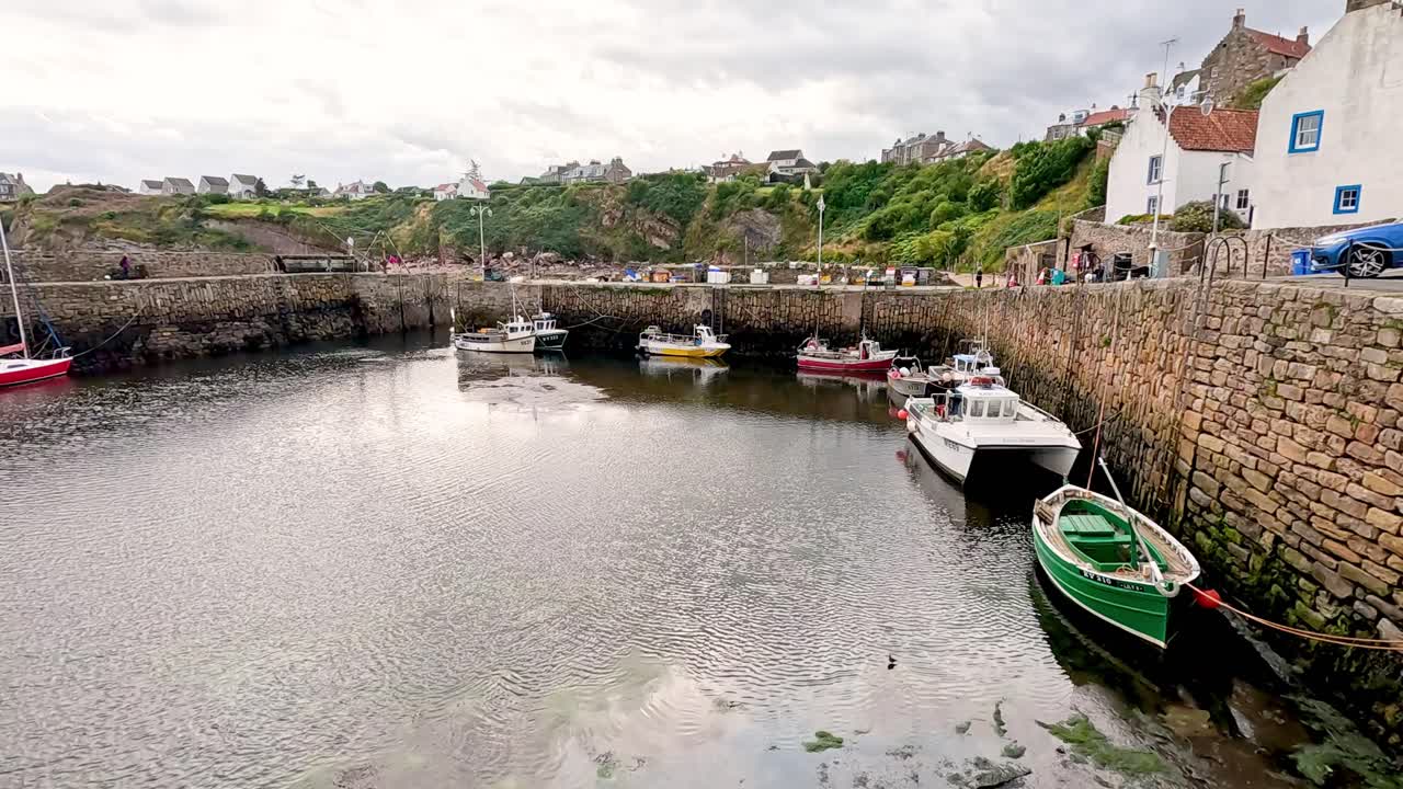 puerto pintoresco con barcos y casas