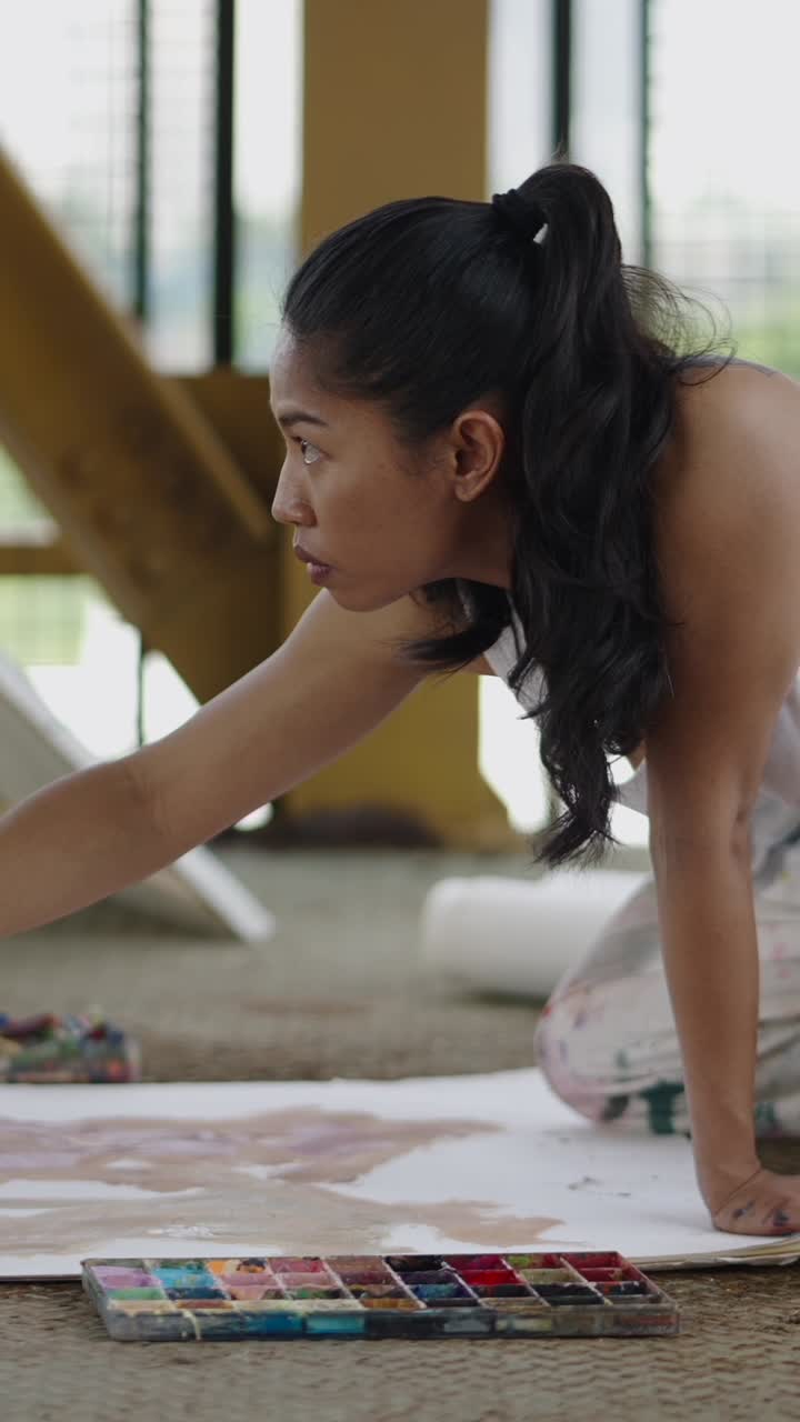 mujer pintando en el estudio