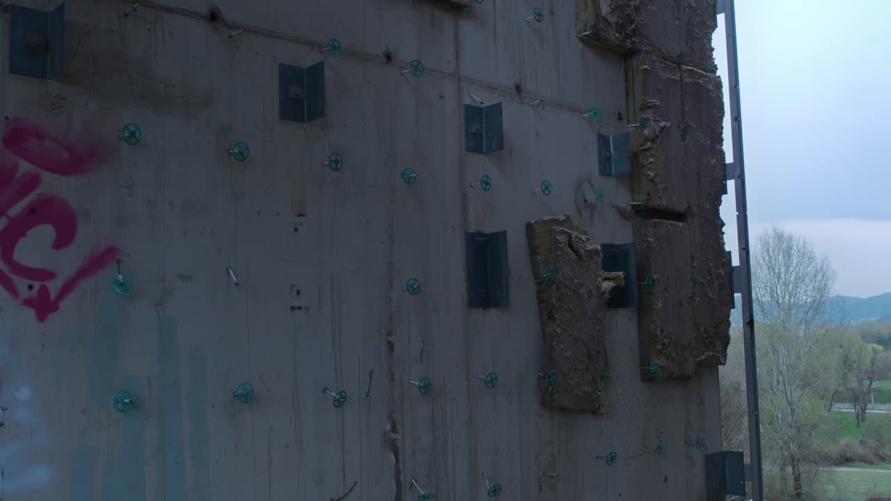 자그레브 대학 병원의 외관 벽이 아져 나갔습니다.