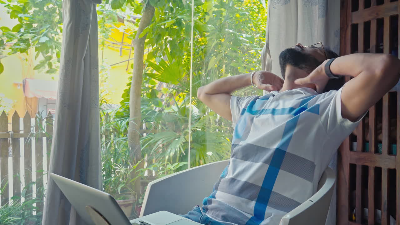 노트북으로 집에서 일하는 남자