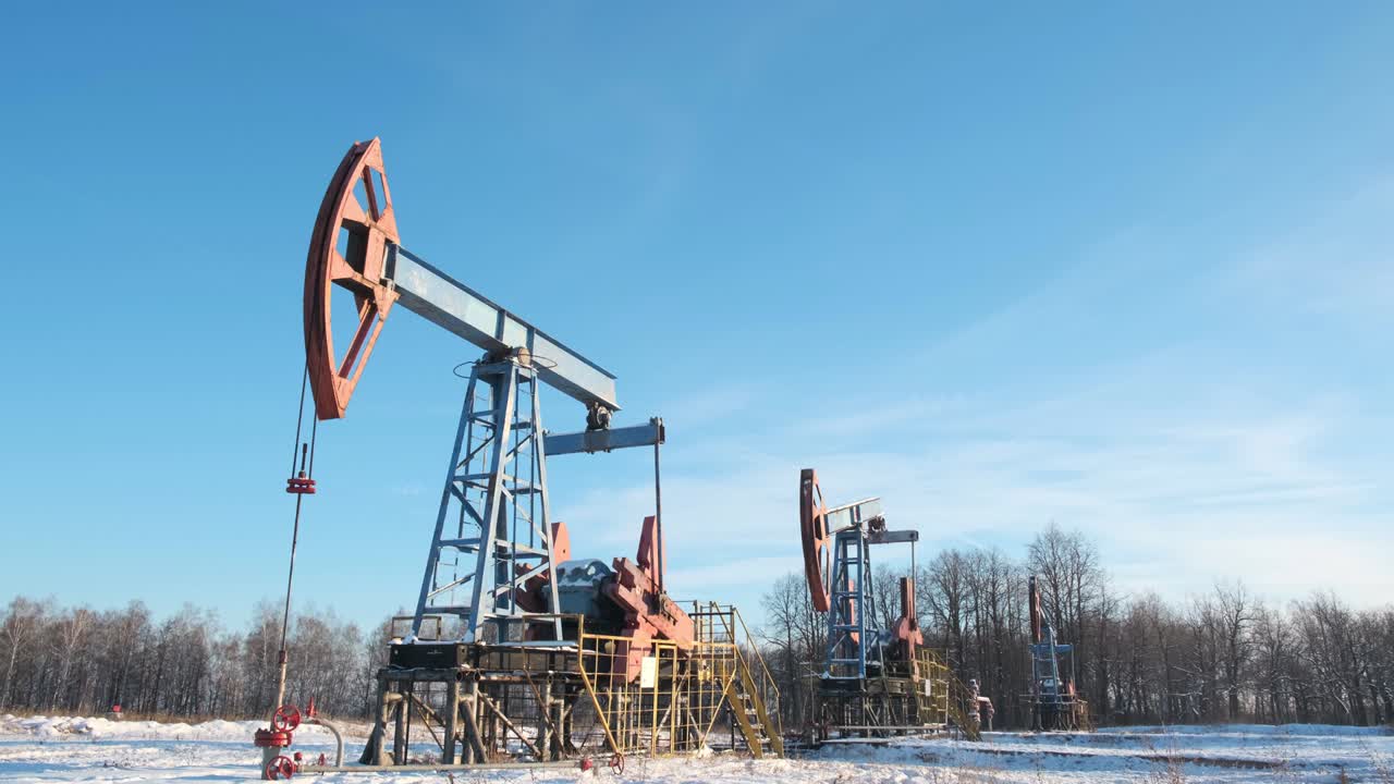 파란 겨울 하늘에 대한 석유 프 굴착 기기 또는 흔들기 기계: 추운, 가혹한 겨울과 많은 눈 - 러시아와 노르웨이의 석유 산업 - 원유 가격 개념