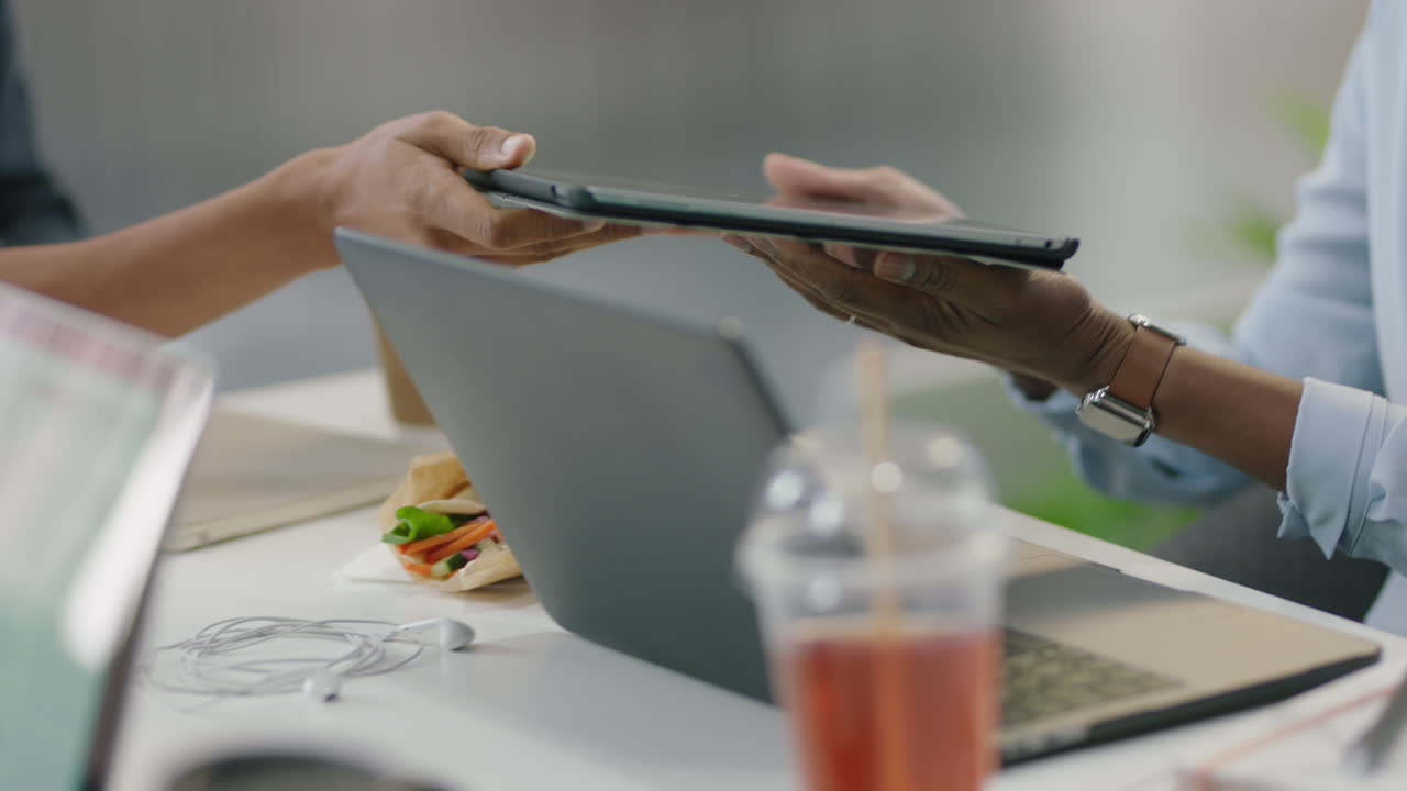 personas de negocios de cerca manos usando tablet computadora computadora en la sala de juntas reunión de lluvia de ideas estrategia de desarrollo exitoso intercambio de ideas creativas en la tecnología de pantalla táctil