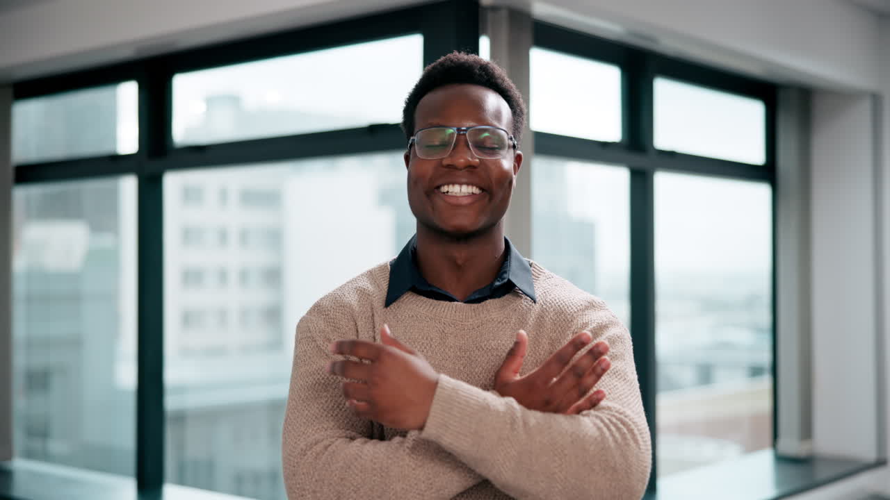 retrato de un hombre sonriente en una oficina