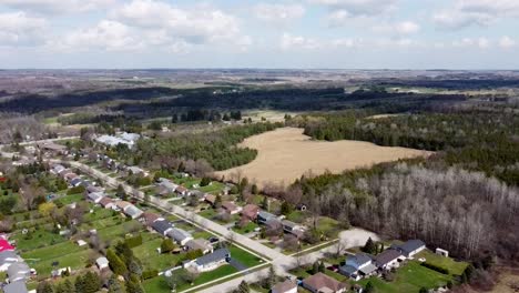 vista desde un dron de un barrio soleado cerca de los campos a las afueras de toronto