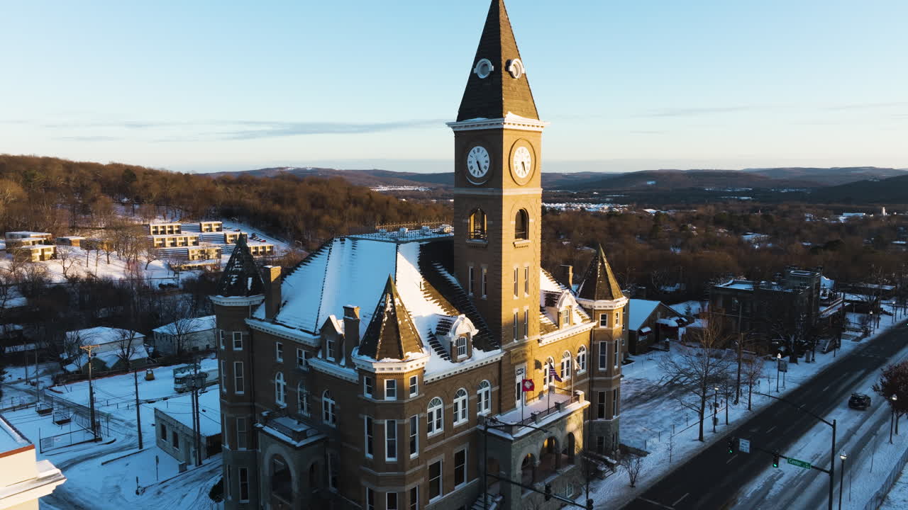 la histórica torre del reloj del juzgado del condado de washington durante el invierno en fayetteville, arkansas, estados unidos