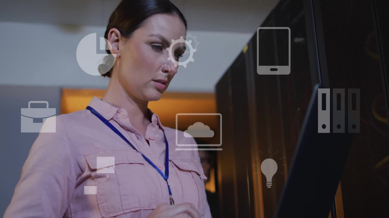 mujer de negocios trabajando en una computadora portátil con animación de computación en la nube sobre iconos