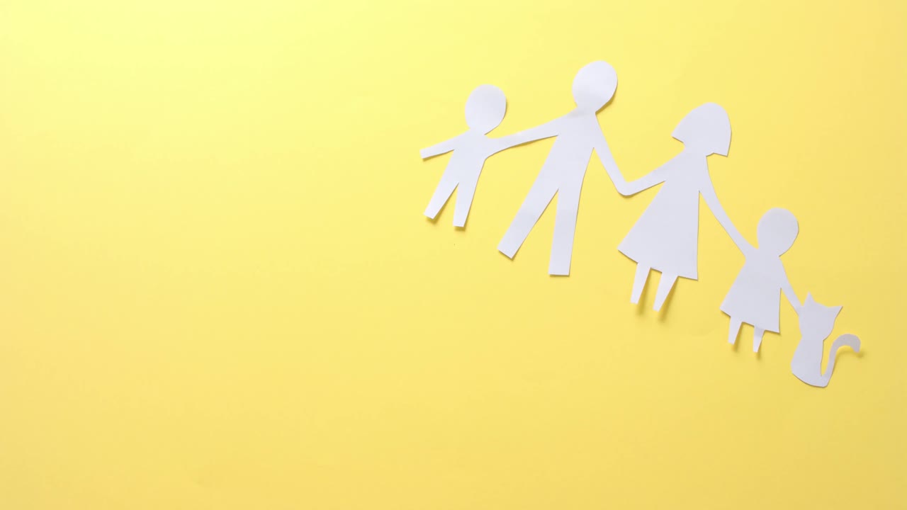 복사 공간과 함께 노란색 배경에  ⁇  종이로 만든 고양이와 함께 가족의 클로즈업