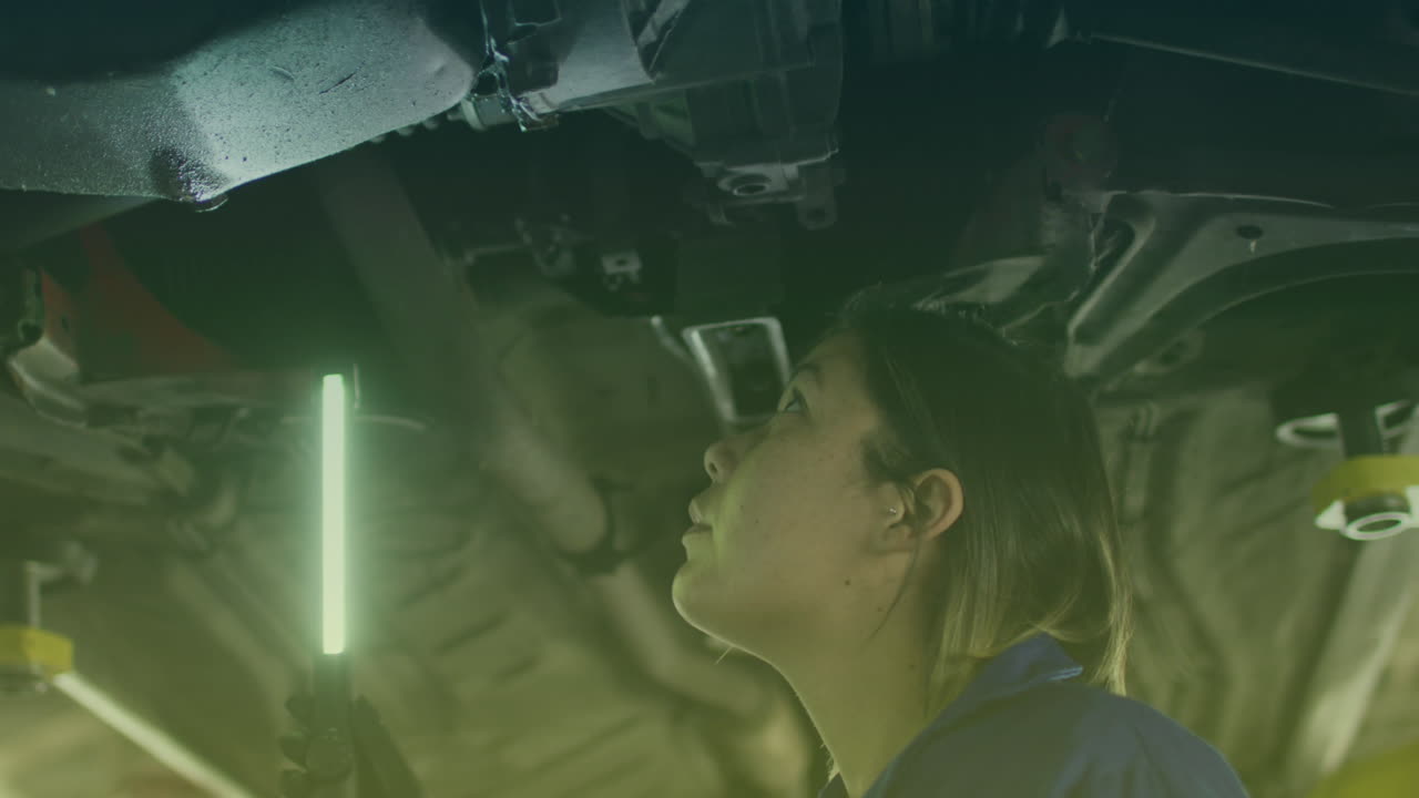 작업장에서 자동차를 점검하는 백인 여성 노동자의 애니메이션