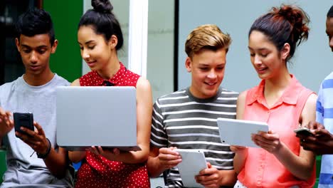 Schüler-Nutzen-Laptop,-Mobiltelefon-Und-Digitales-Tablet