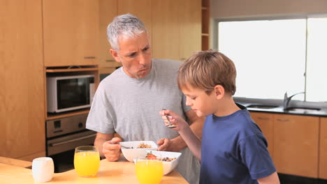 Vater-Und-Sohn-Beim-Frühstück