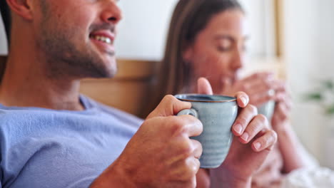 Amor,-Café-Y-Pareja-Relajándose-En-La-Cama.