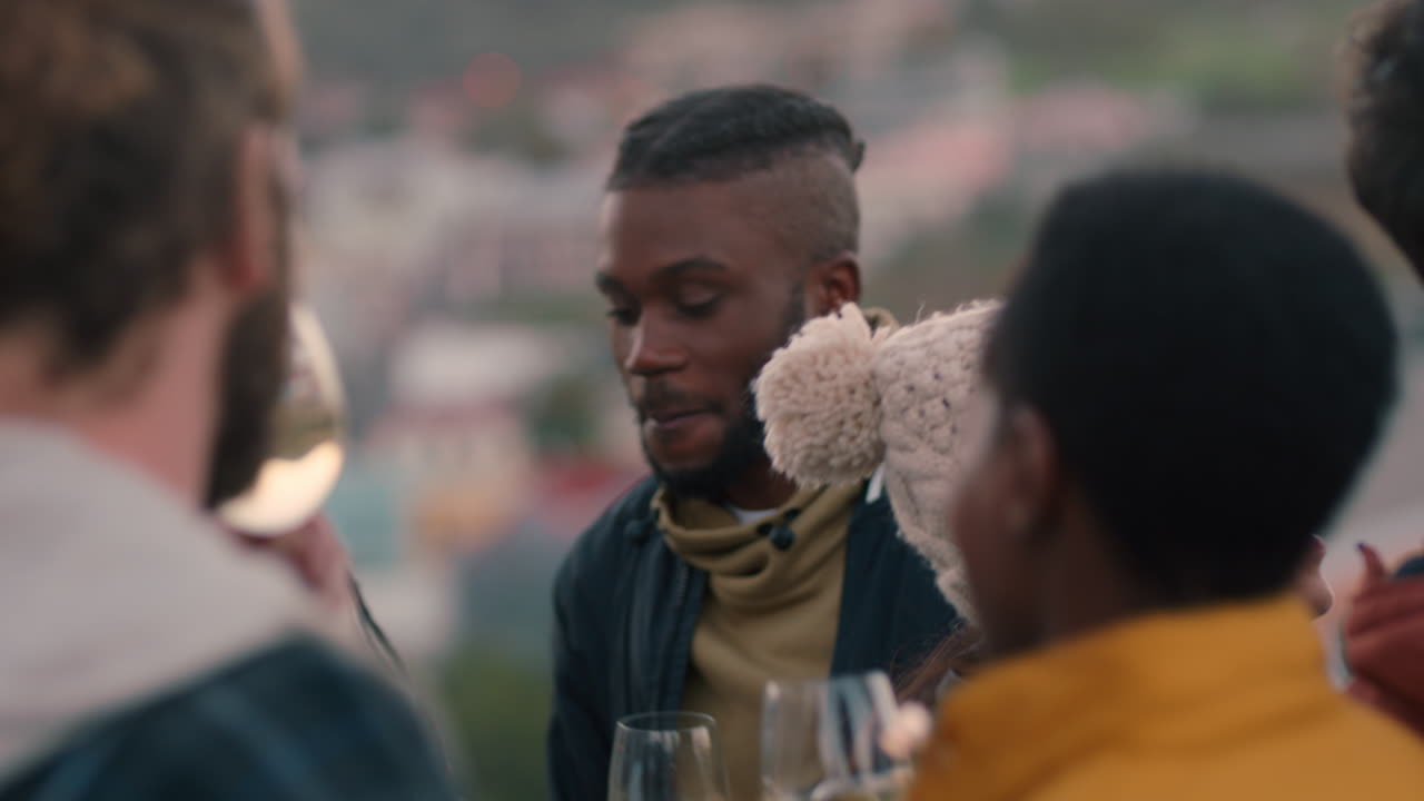 행복한 친구 그룹이 셀카 사진을 찍고 여름 옥상 파티 축하를 즐기고 함께 춤을 추고 토스트를 만들고 소셜 미디어에서 주말을 공유합니다.