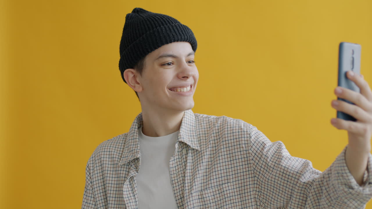 셀피를 찍는 젊은 남자