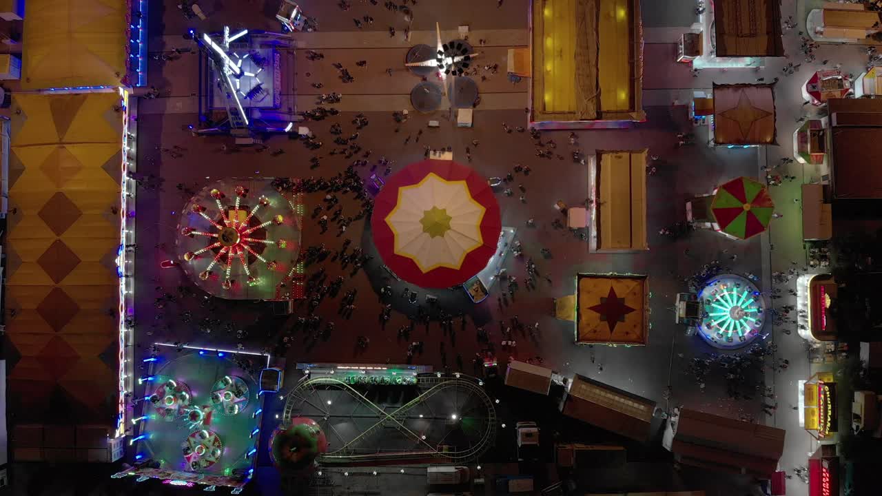 많은 볼거리와 사람들이 재미와 아드레날린을 찾아 돌아다니는 놀이공원의 공중 전망