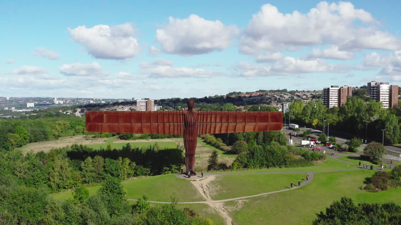 drone volando lejos del ángel del norte en gateshead cerca de newcastle upon tyne inglaterra