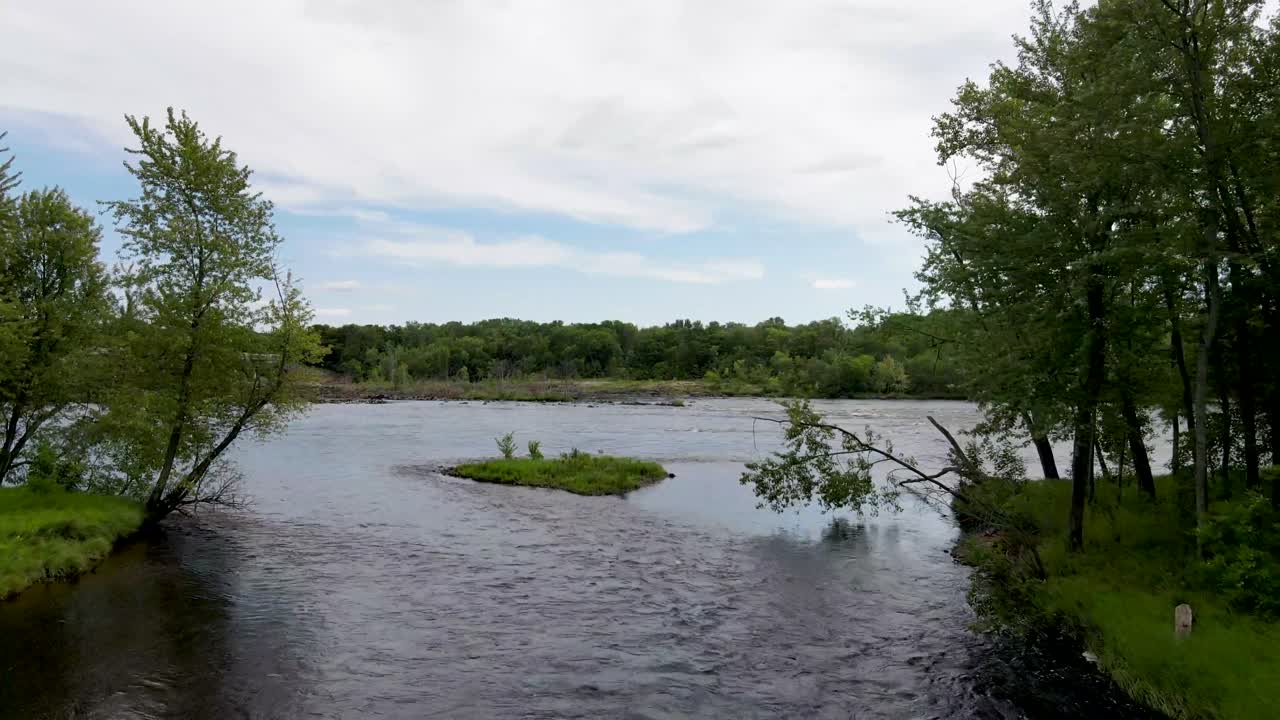 Fremadgående luftfoto over de bevægende vandmasser i reservoiret ved dæmningen ved Chippewa Falls, Wisconsin, USA