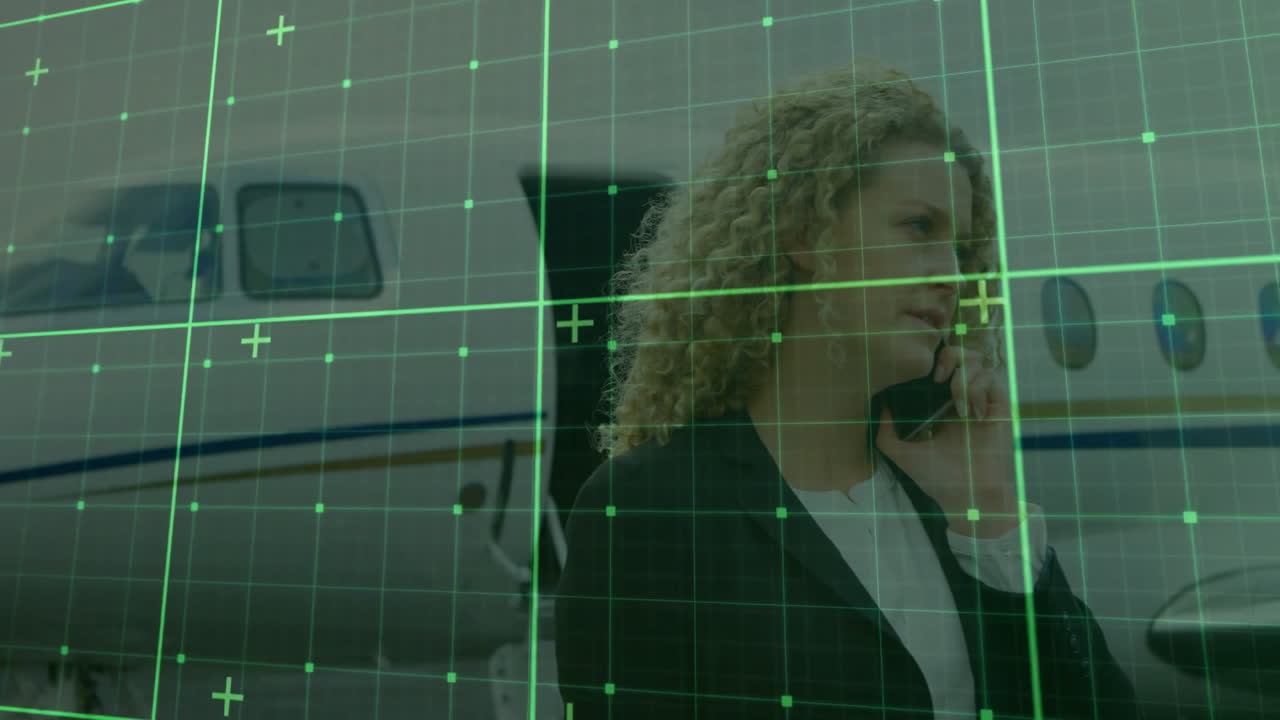 비행기 근처의 스마트폰에서 이야기, 여자 그녀의 위에 그리드 애니메이션으로 서