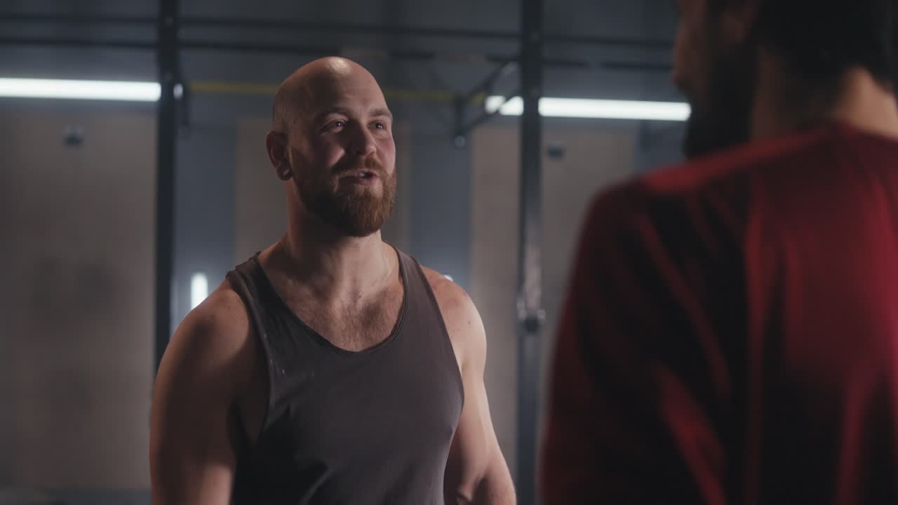 hombres hablando en el gimnasio