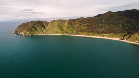 Whariwharangi-Bay-Luftaufnahme-Rückwärts-Fliegen