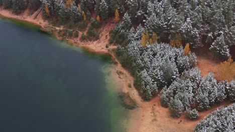 Armonía-Estacional:-Un-Camino-Que-Revela-La-Belleza-De-La-Nieve,-Los-Colores-Del-Otoño-Y-Las-Vibraciones-Cambiantes-Junto-Al-Lago-Y-El-Bosque.