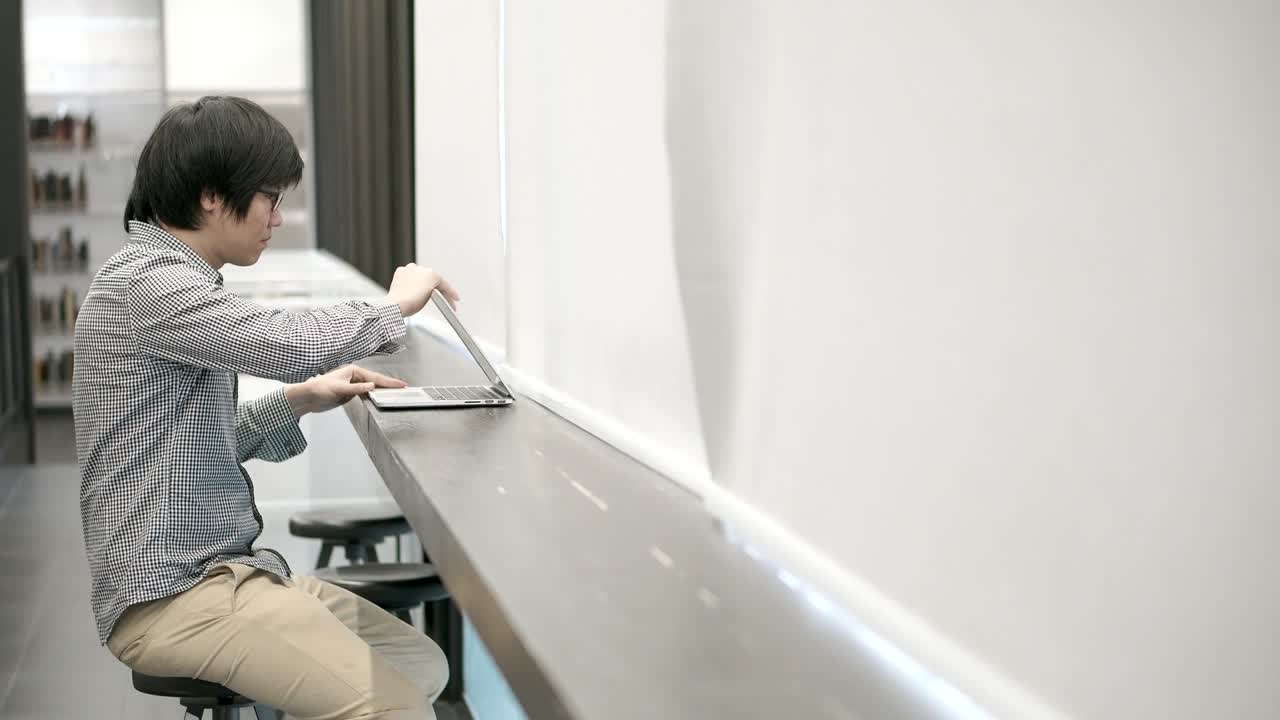 일하는 공간에서 노트북 컴퓨터를 사용하는 젊은 아시아 사업가, 로그인하기 위해 노트북 키보드에 암호를 입력하는 남자 손, 디지털 시대의 프리랜서 라이프 스타일