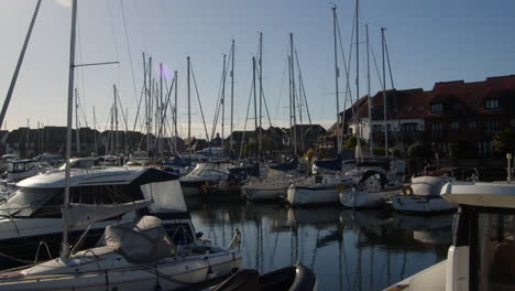 Extraweite-Aufnahme-Von-Hythe-Marina-Village-Mit-Sonne-Im-Hintergrund