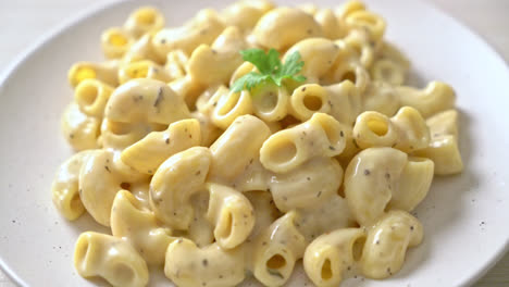 macaroni-and-cheese-with-herbs-in-bowl