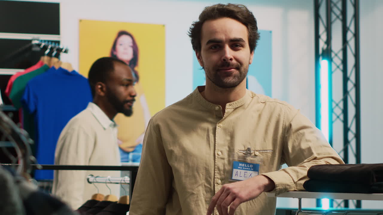 empleado en una tienda de ropa