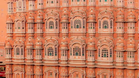 Hawa-Mahal-(palacio-De-Los-Vientos-O-Palacio-De-La-Brisa)-Es-Un-Palacio-En-Jaipur,-India.-El-Palacio-Se-Encuentra-En-El-Borde-Del-Palacio-De-La-Ciudad,-Jaipur,-Y-Se-Extiende-Hasta-La-Zenana,-O-Cámaras-De-Las-Mujeres.