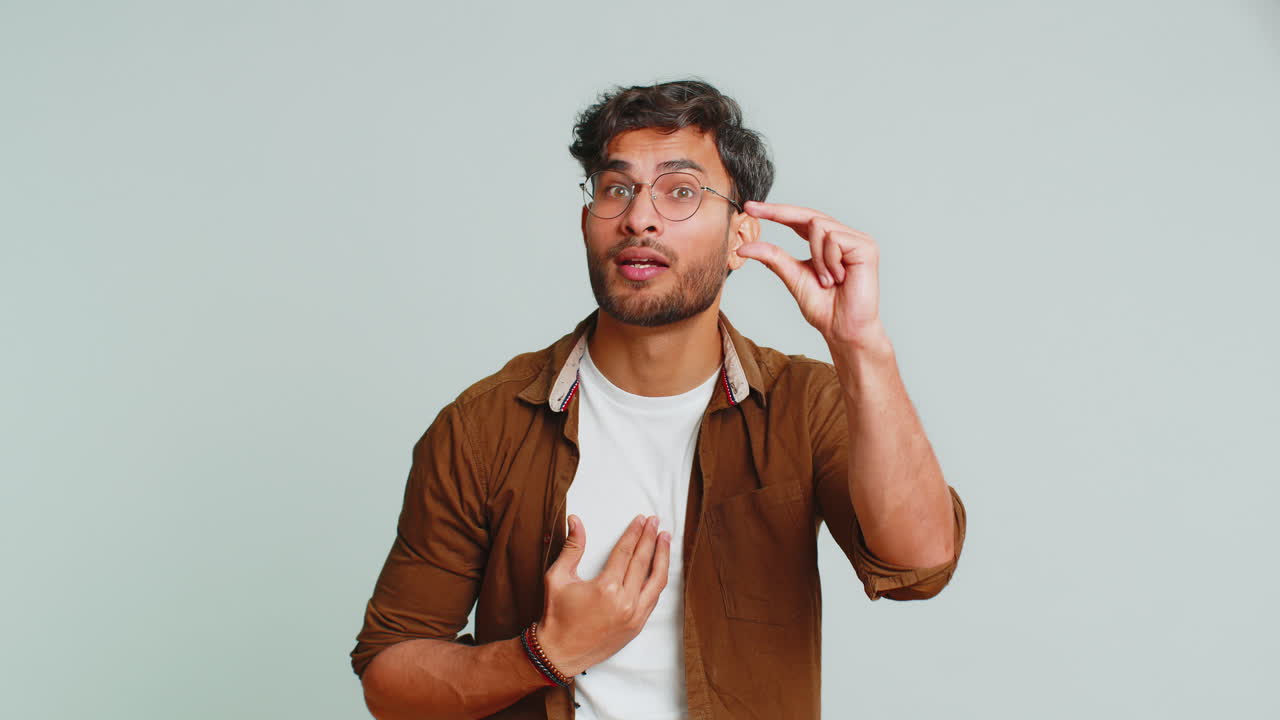 hombre mostrar un poco de gesto, pidiendo ayuda, necesita un poco más, por favor déjeme medir tamaño pequeño