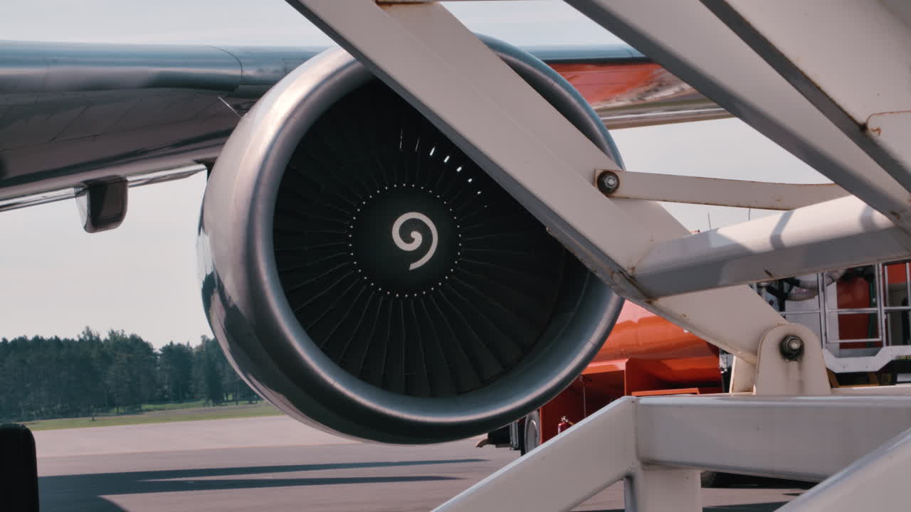 공항 활주로 및 제트 엔진 회전