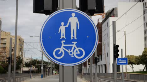 señal azul para senderos compartidos para peatones y ciclistas