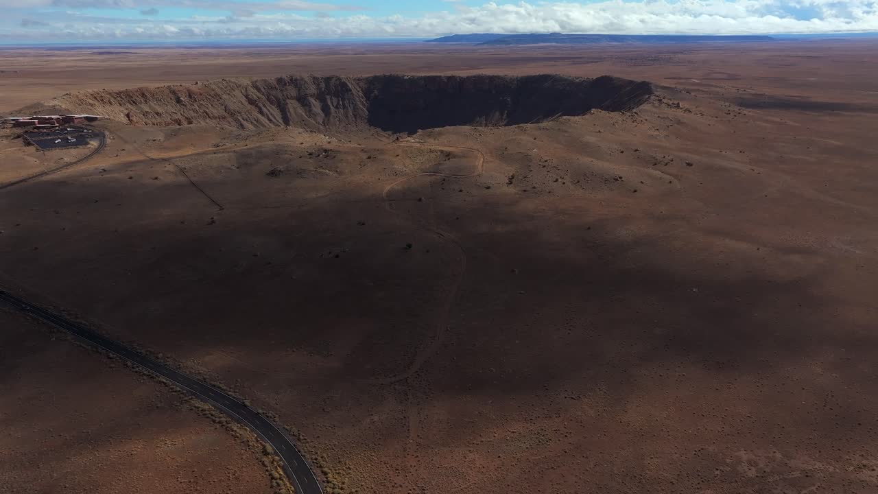 4k aérea del cráter de meteorito o cráter barringer en arizona, ee.uu.