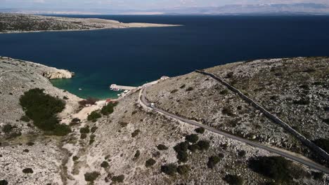 Plano-Recto-Sobre-Las-Montañas-Con-Un-Dron-Y,-Al-Final,-Una-Panorámica-Sobre-La-Furgoneta-Blanca-Con-El-Hermoso-Paisaje-4k