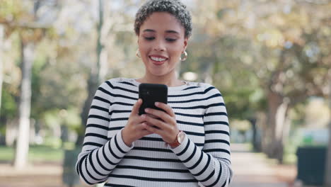 Al-Aire-Libre,-Sonrisa-Y-Mujer-Con-Un-Teléfono-Inteligente