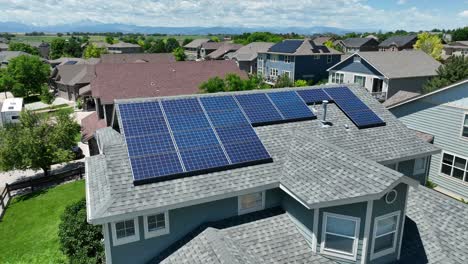 Sonnenkollektoren-Auf-Einem-Haus-In-Colorado-Mit-Felsigen-Bergen-Im-Hintergrund